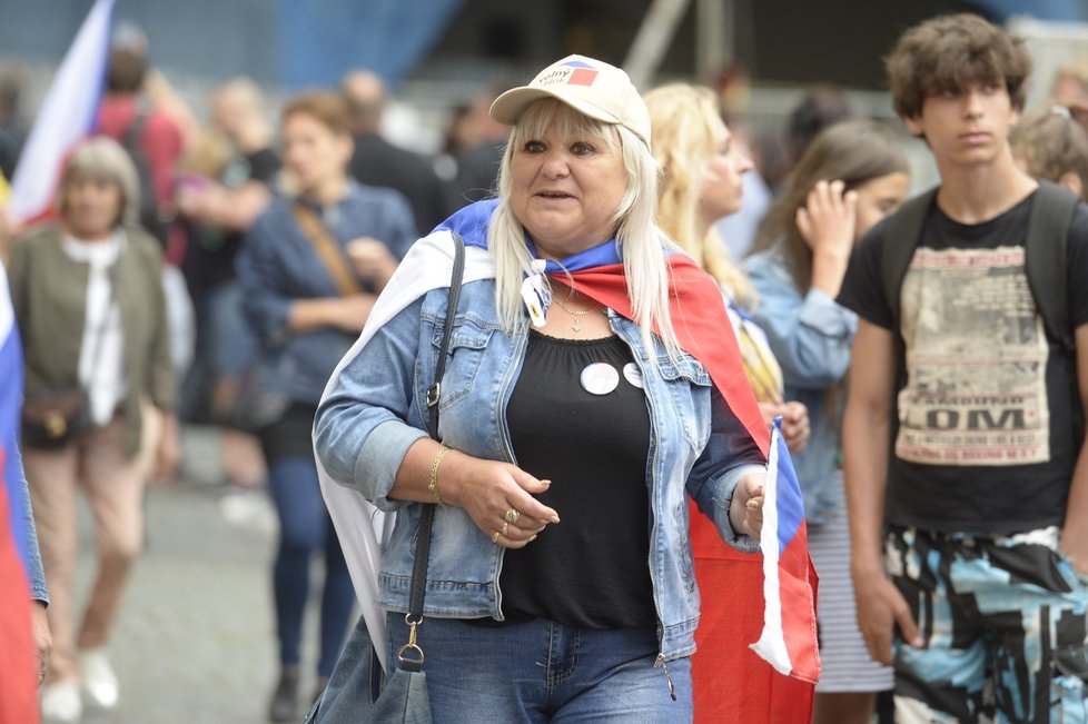 Na Malostranském náměstí protestovaly stovky odpůrců protikoronavirových opatření  (7. 7. 2021)