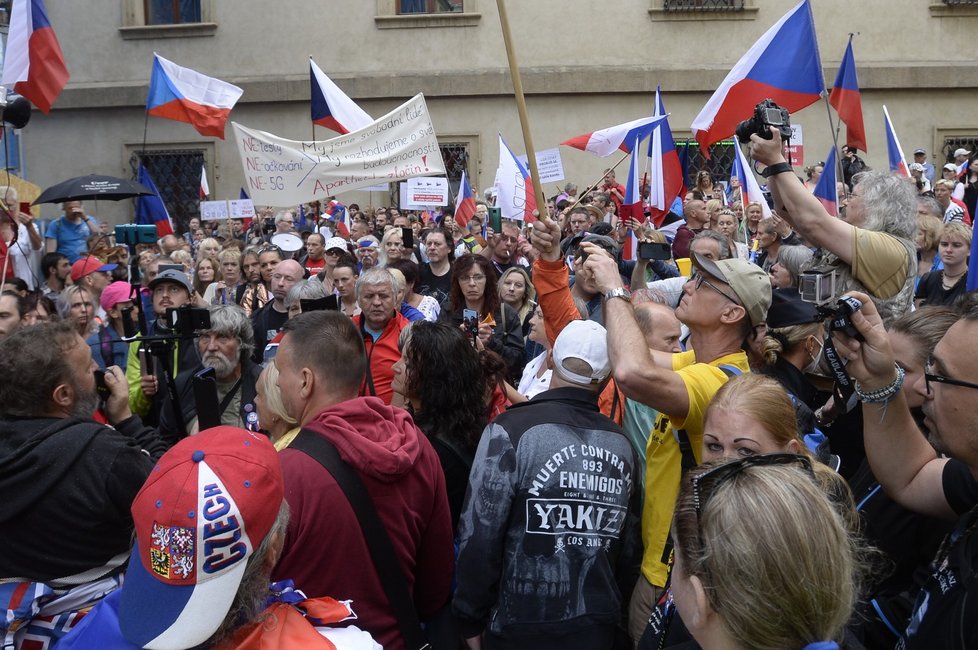 Na Malostranském náměstí protestovaly stovky odpůrců protikoronavirových opatření  (7. 7. 2021)