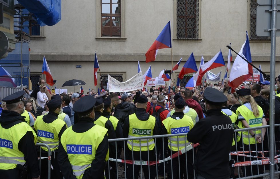 Na Malostranském náměstí protestovaly stovky odpůrců protikoronavirových opatření  (7.7. 2021)