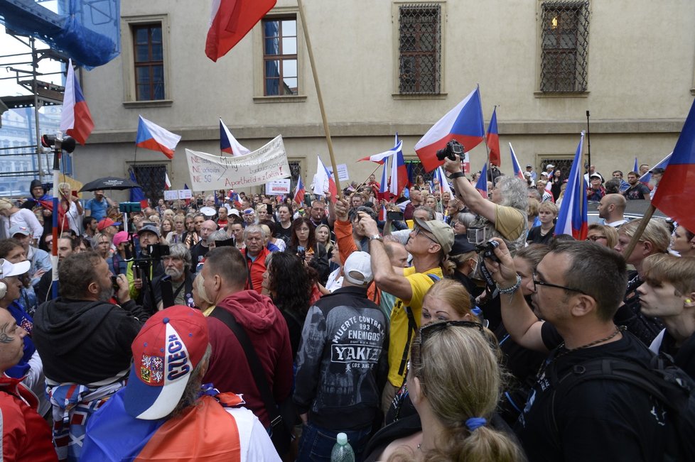 Na Malostranském náměstí protestovaly stovky odpůrců protikoronavirových opatření (7. 7. 2021).