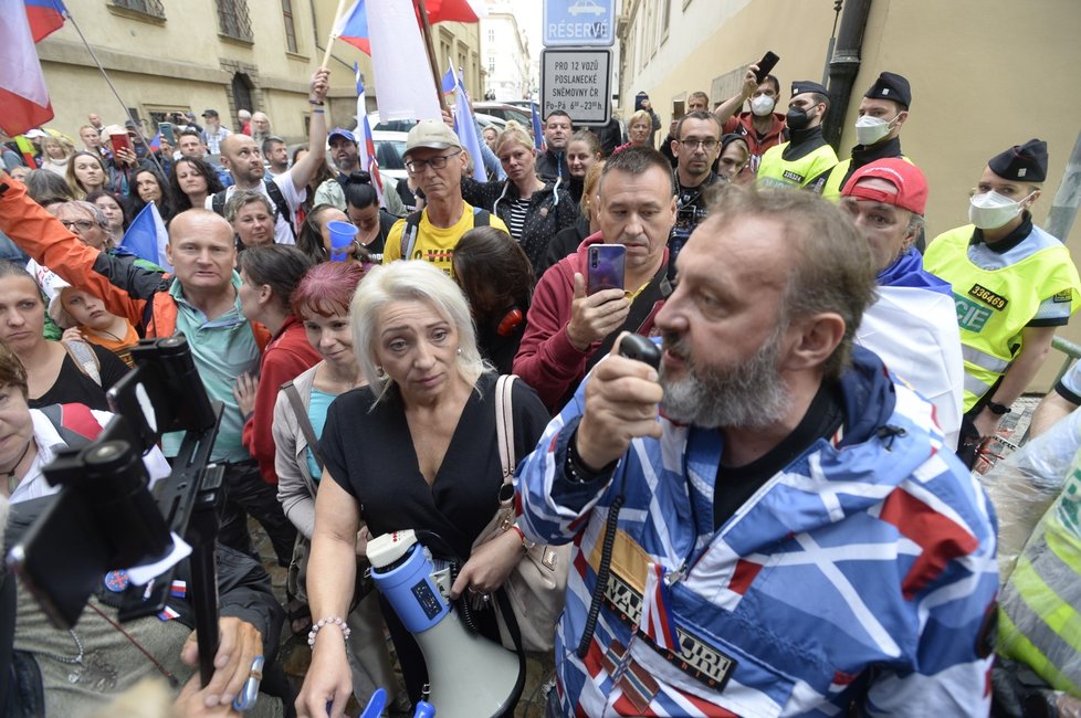 Na Malostranském náměstí protestovaly stovky odpůrců protikoronavirových opatření (7. 7. 2021).