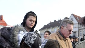 Při protivládních protestech se mezi demonstranty sešli zástupci všech generací. Mladí se obávají budoucnosti, starší občané nesouhlasí především s penzijní reformou, ale i dalšími vládními kroky