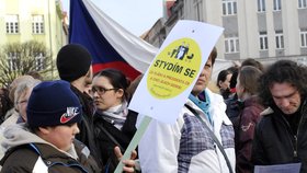 Symbol demonstrací: Žlutá nálepka vyjadřující nespokojenost se současnou českou politickou elitou