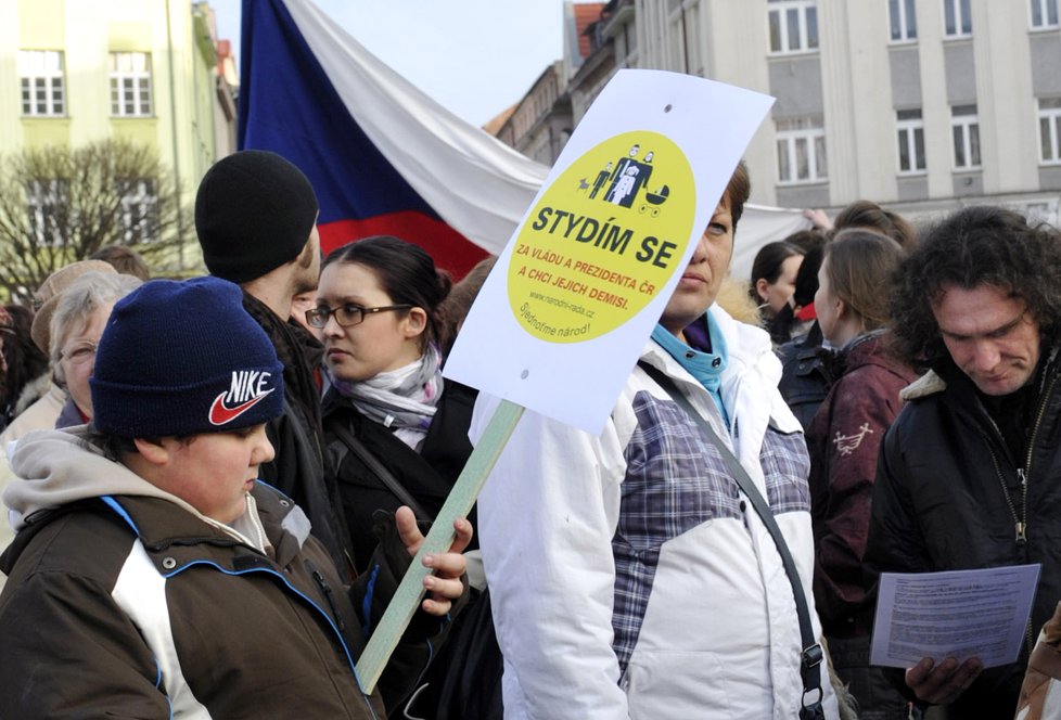 Symbol demonstrací: Žlutá nálepka vyjadřující nespokojenost se současnou českou politickou elitou