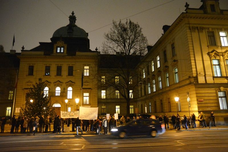 Protest 23. listopadu před Úřadem vlády