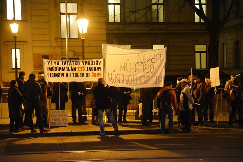 Protest 23. listopadu před Úřadem vlády