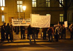 Protest 23. listopadu před Úřadem vlády