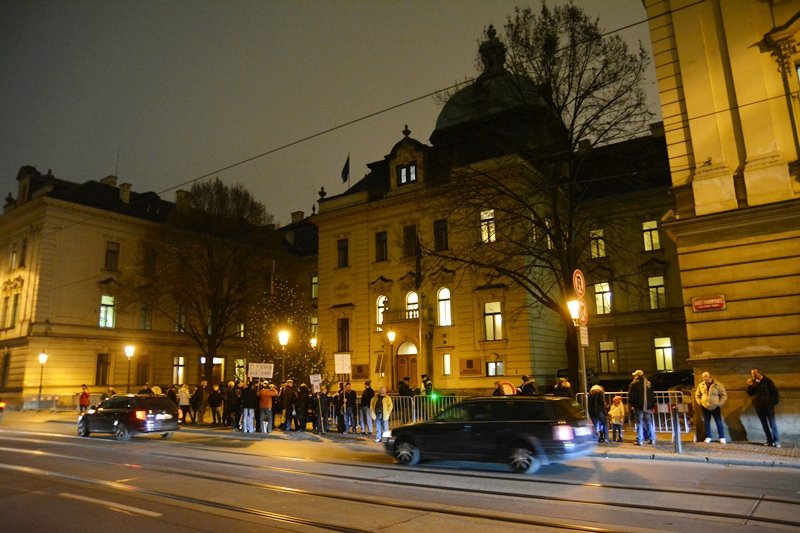 Protest 23. listopadu před Úřadem vlády