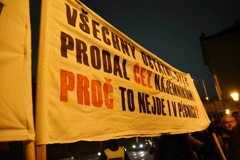 Protest 23. listopadu před Úřadem vlády