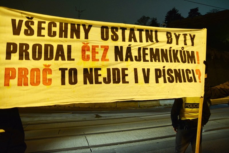 Protest 23. listopadu před Úřadem vlády