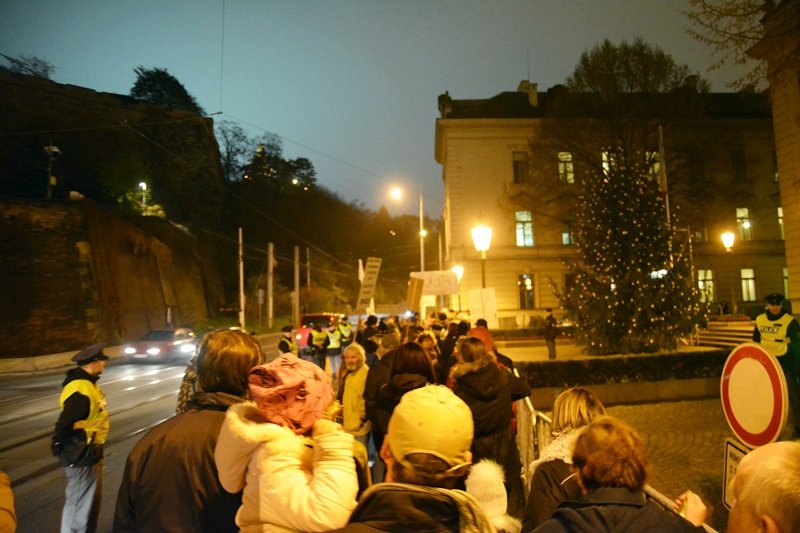 Protest 23. listopadu před Úřadem vlády