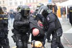 Demonstrace proti vládním nařízením spojeným s pandemií koronaviru se na Staroměstském náměstí zvrhla v násilnosti.