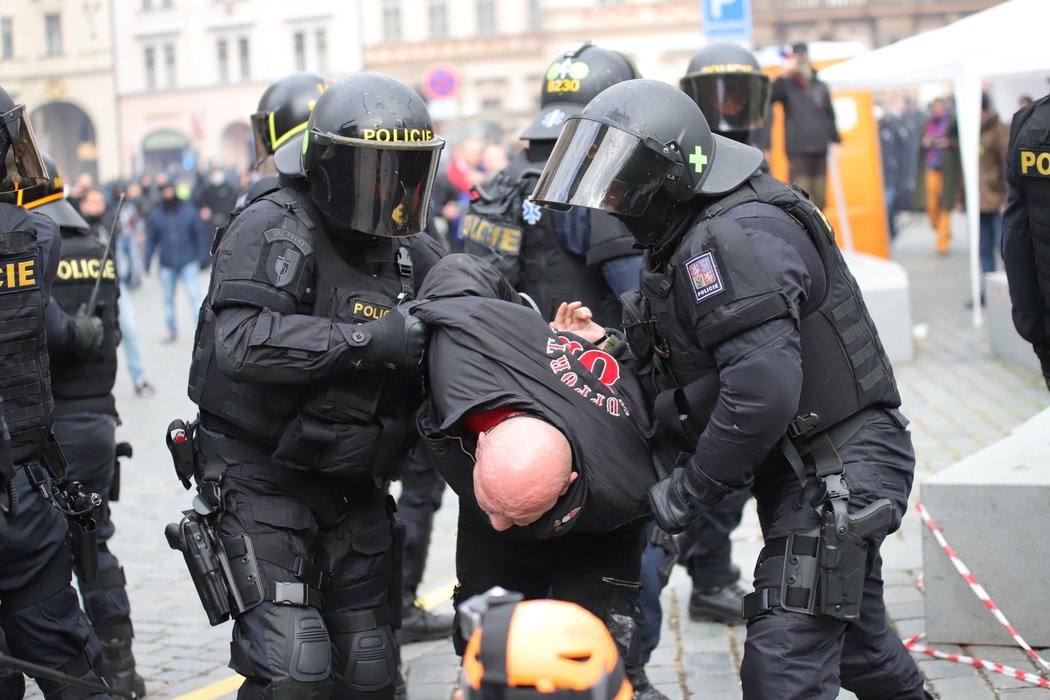 Demonstrace proti vládním nařízením spojeným s pandemií koronaviru se na Staroměstské náměstí zvrhla v násilnosti.