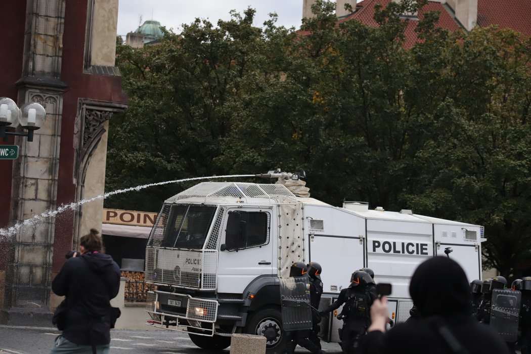 Demonstrace proti vládním nařízením spojeným s pandemií koronaviru se na Staroměstské náměstí zvrhla v násilnosti.