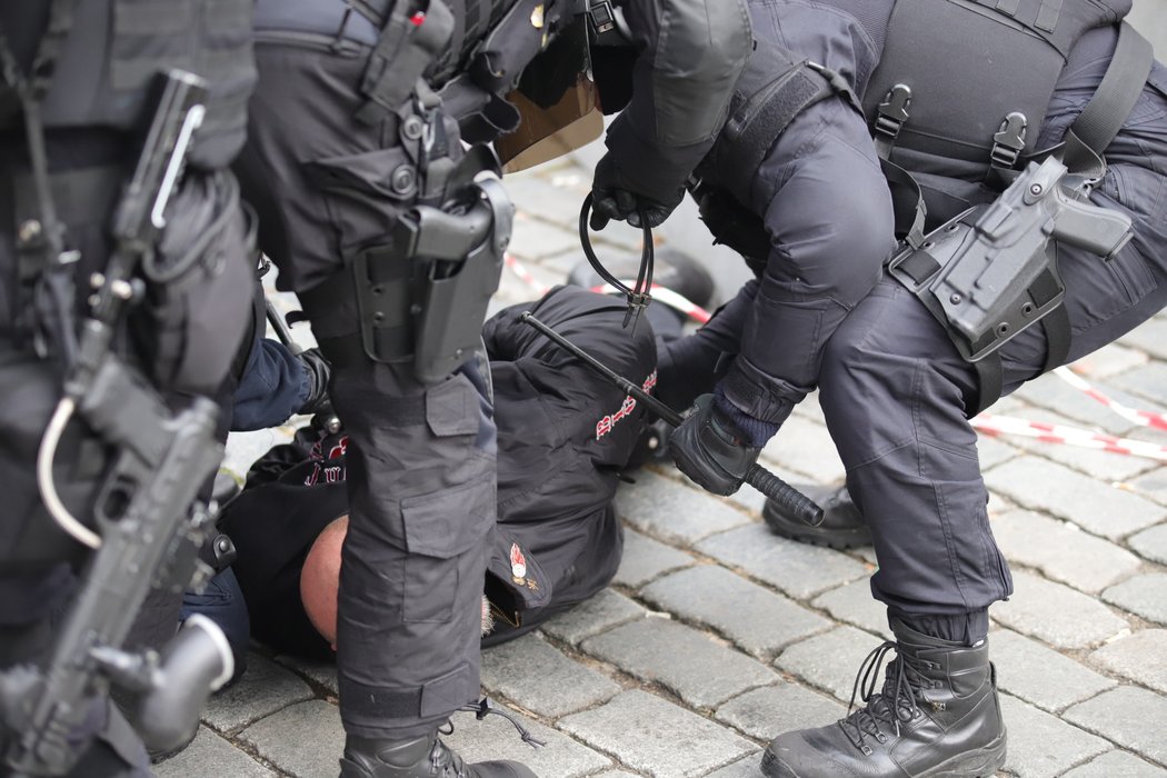 Demonstrace proti vládním nařízením spojeným s pandemií koronaviru se na Staroměstské náměstí zvrhla v násilnosti.