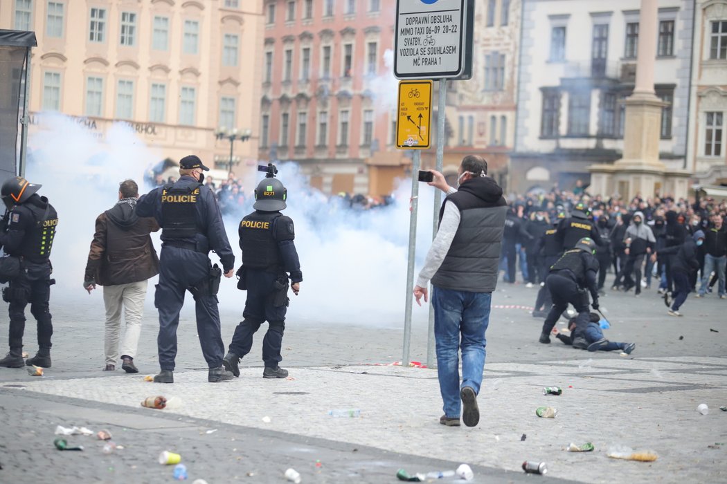 Demonstrace proti vládním nařízením spojeným s pandemií koronaviru se na Staroměstské náměstí zvrhla v násilnosti.