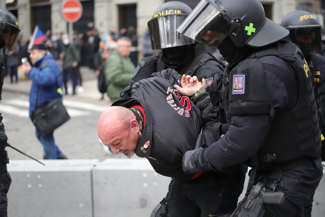 Demonstrace proti vládním nařízením spojeným s pandemií koronaviru se na Staroměstské náměstí zvrhla v násilnosti.