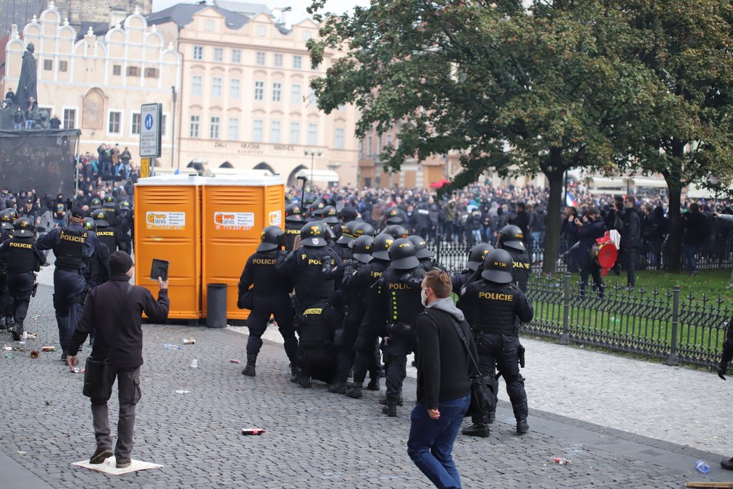 Demonstrace proti vládním nařízením spojeným s pandemií koronaviru se na Staroměstské náměstí zvrhla v násilnosti.