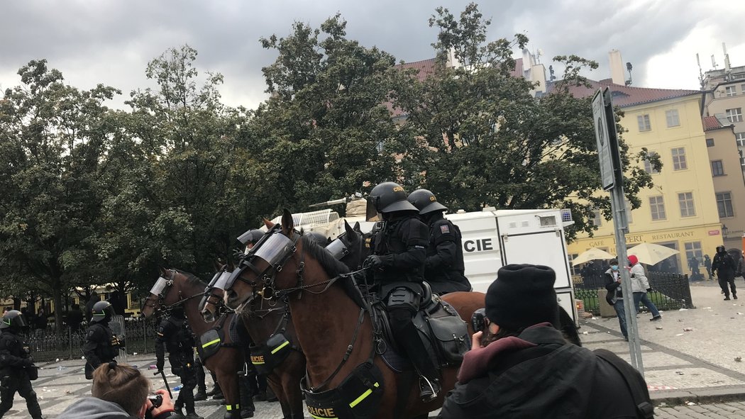 Demonstrace proti vládním nařízením spojeným s pandemií koronaviru se na Staroměstské náměstí zvrhla v násilnosti.