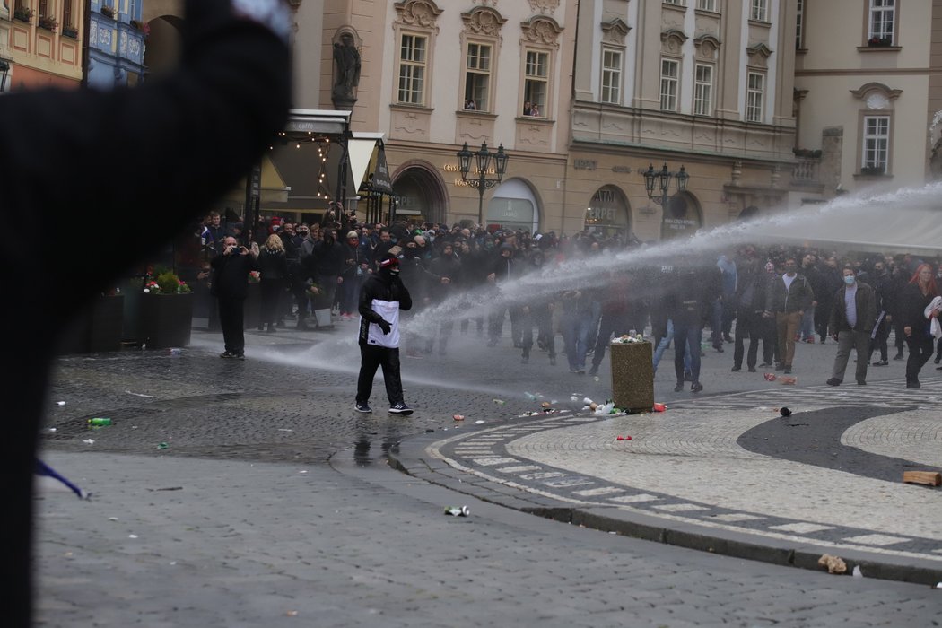 Demonstrace proti vládním nařízením spojeným s pandemií koronaviru se na Staroměstské náměstí zvrhla v násilnosti.