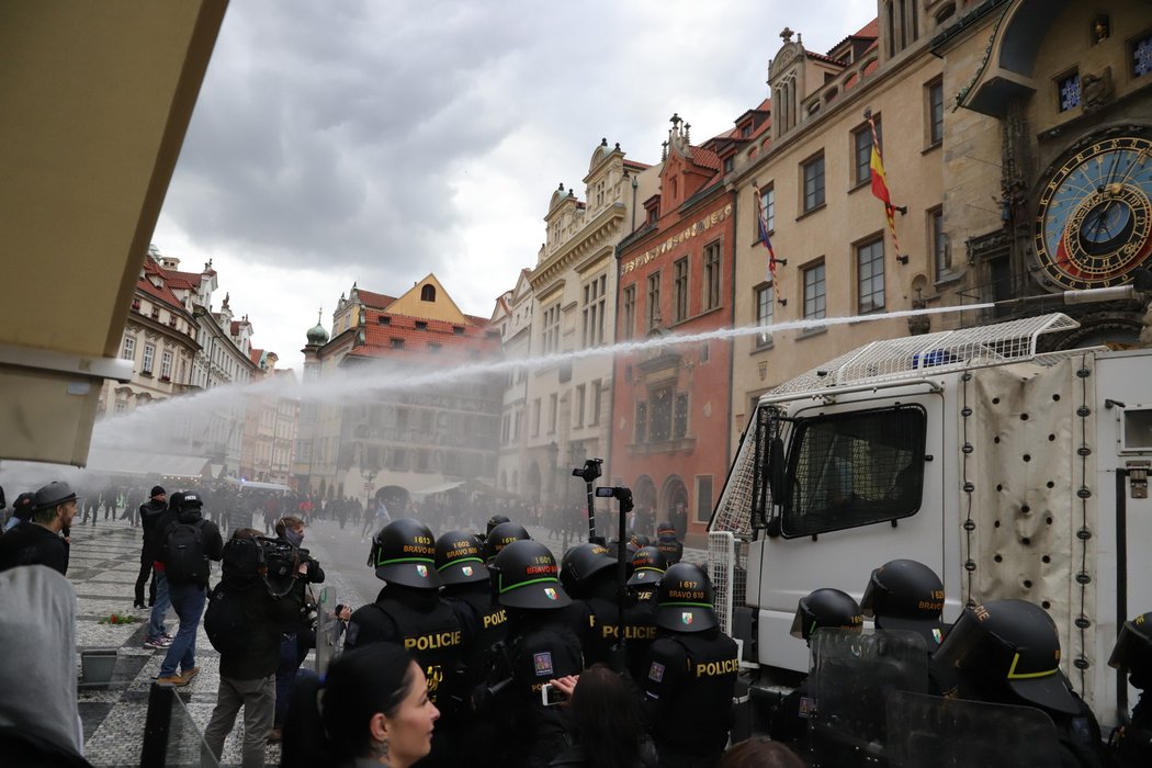 Demonstrace proti vládním nařízením spojeným s pandemií koronaviru se na Staroměstské náměstí zvrhla v násilnosti.