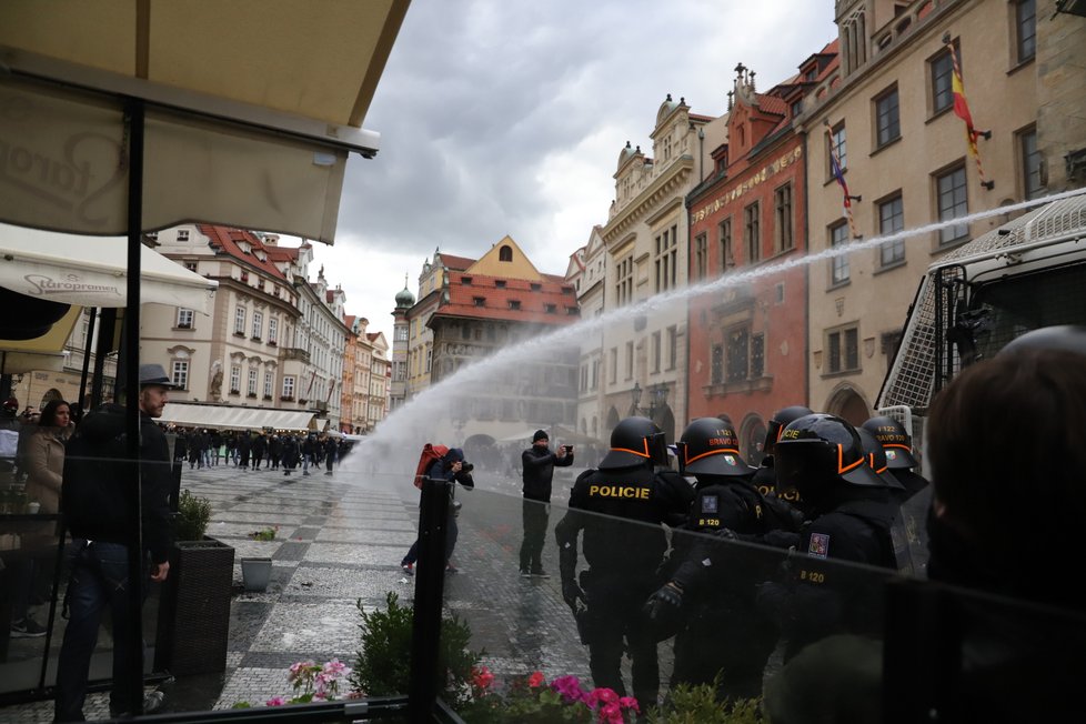 Demonstrace proti vládním nařízením spojeným s pandemií koronaviru se na Staroměstské náměstí zvrhla v násilnosti.