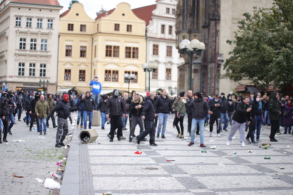 Demonstrace proti vládním nařízením spojeným s pandemií koronaviru se na Staroměstské náměstí zvrhla v násilnosti.