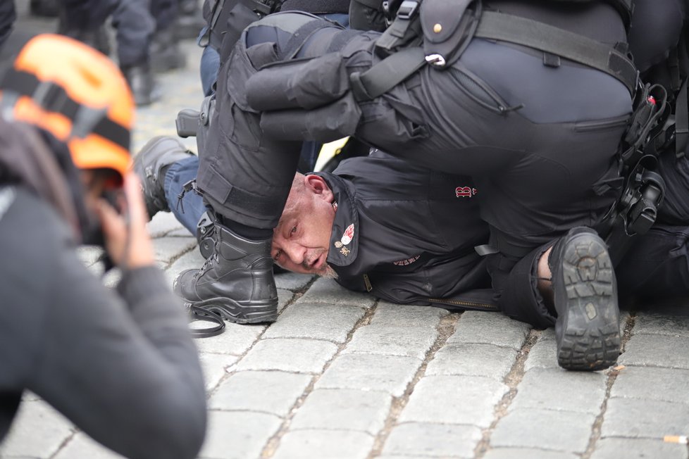 Demonstrace proti vládním nařízením spojeným s pandemií koronaviru se na Staroměstské náměstí zvrhla v násilnosti.