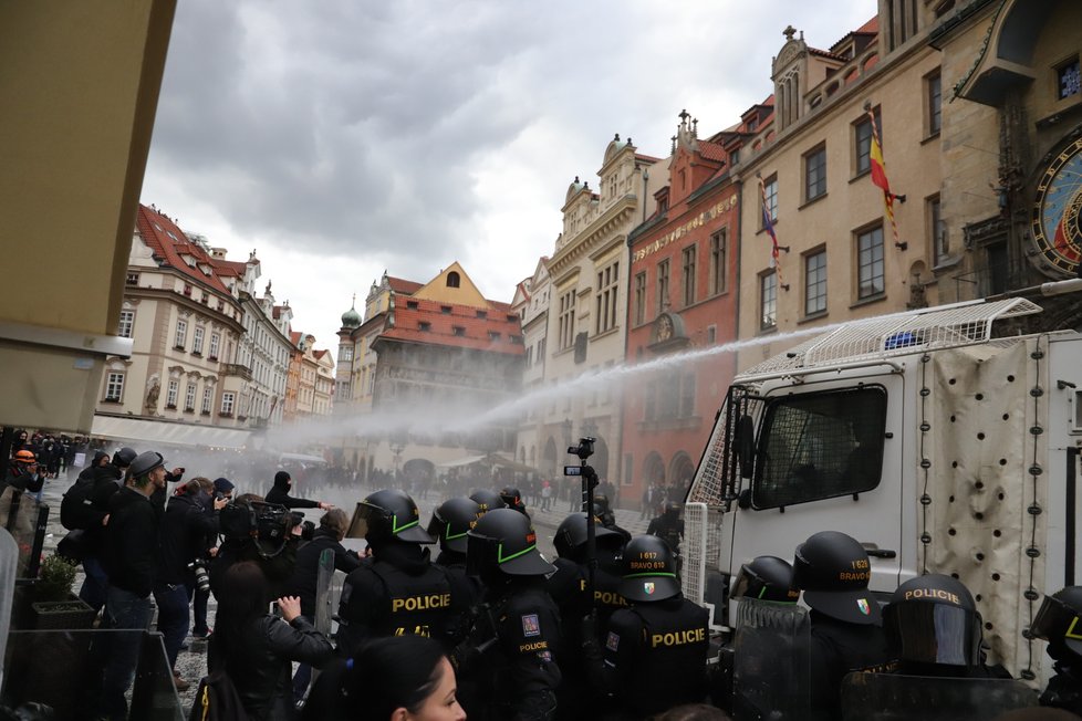 Demonstrace proti vládním nařízením spojeným s pandemií koronaviru se na Staroměstském náměstí zvrhla v násilnosti.
