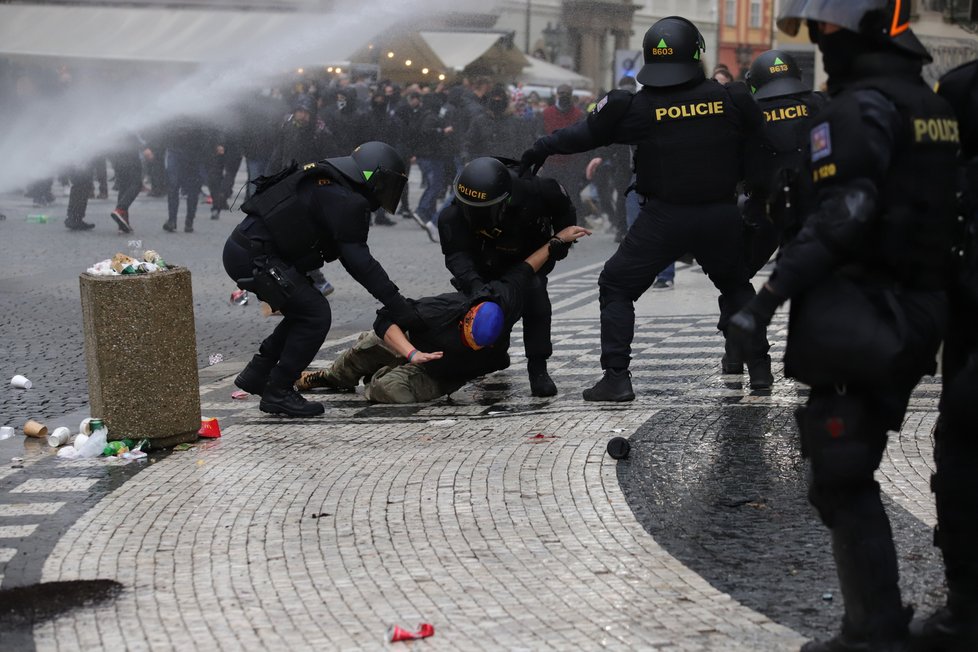 Demonstrace proti vládním nařízením spojeným s pandemií koronaviru se na Staroměstské náměstí zvrhla v násilnosti.