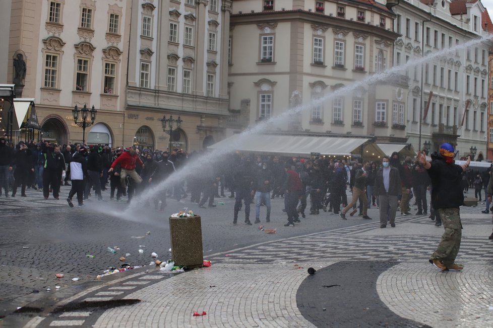 Demonstrace proti vládním nařízením spojeným s pandemií koronaviru se na Staroměstském náměstí zvrhla v násilnosti.