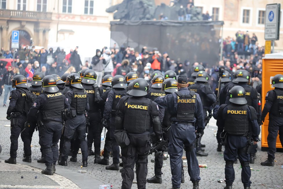 Demonstrace proti vládním nařízením spojeným s pandemií koronaviru se na Staroměstské náměstí zvrhla v násilnosti.