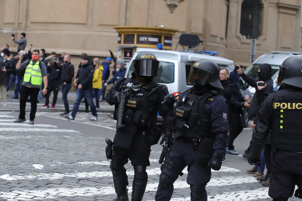 Demonstrace proti vládním nařízením spojeným s pandemií koronaviru se na Staroměstském náměstí zvrhla v násilnosti.