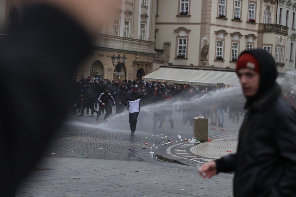 Demonstrace proti vládním nařízením spojeným s pandemií koronaviru se na Staroměstském náměstí zvrhla v násilnosti.