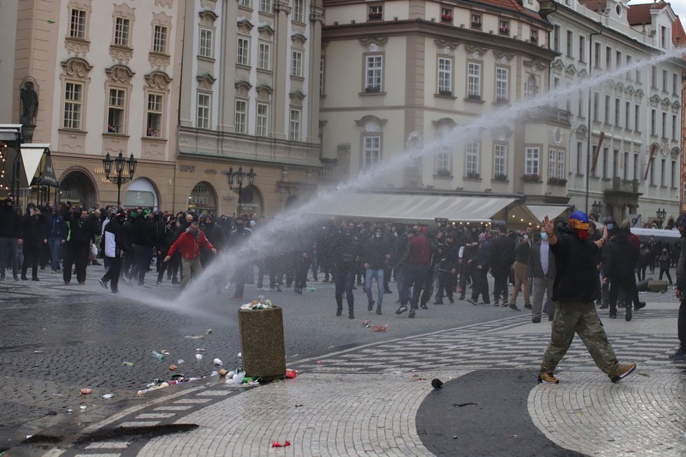 Demonstrace proti vládním nařízením spojeným s pandemií koronaviru se na Staroměstské náměstí zvrhla v násilnosti.