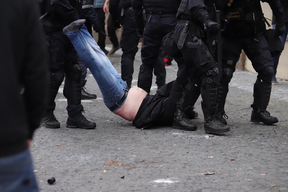 Demonstrace proti vládním nařízením spojeným s pandemií koronaviru se na Staroměstské náměstí zvrhla v násilnosti.