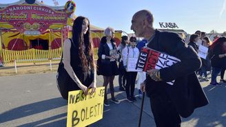 JXD vs. aktivisté podruhé: Jak jsme se nudili na demonstraci proti cirkusům