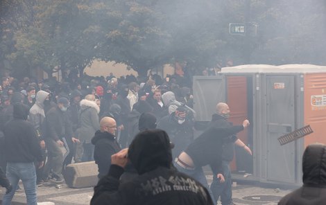 Demonstranti po policistech házeli lahve, odpadky i kryty kanálů.