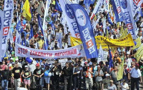 Přes 40 tisíc odborářů zastavilo při pochodu cestou z pražského Žižkova na Václavské náměstí dopravu na magistrále. 