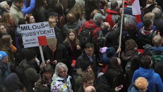 Demonstrace Chci si s vámi promluvit, pane prezidente. Zeman dostal v 11:10 červenou kartu