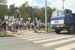 Lidé během demonstrace přecházením přes ulici zastavili v Uhříněvsi dopravu.