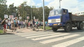 Lidé během demonstrace přecházením přes ulici zastavili v Uhříněvsi dopravu.