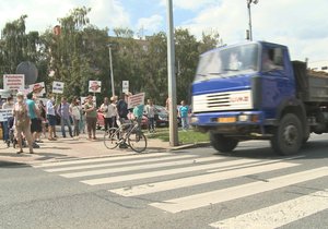 Lidé během demonstrace přecházením přes ulici zastavili v Uhříněvsi dopravu.
