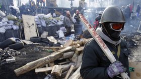 I nadále dochází ke střetům mezi demonstranty a pořádkovými jednotkami