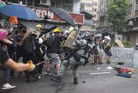 24 zraněných při střetech s policií. Kvůli protestu zavřely obchody i nádraží v Hongkongu