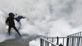 Demonstranti se v Hongkongu střetli s policií, ta použila slzný plny