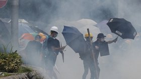 Demonstranti se v Hongkongu střetli s policií, ta použila slzný plny