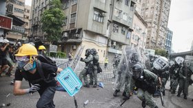 Demonstranti se v Hongkongu střetli s policií, ta použila slzný plny