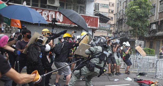 24 zraněných při střetech s policií. Kvůli protestu zavřely obchody i nádraží v Hongkongu