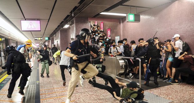 V metru mlátili lidi hlava nehlava. Záběry ze střetů v Hongkongu děsí svět 